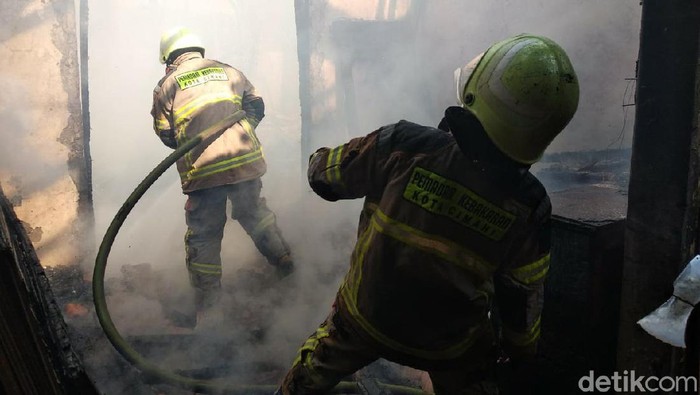 Diduga Konsleting Listrik, Bengkel Mebel di Cimahi Ludes Terbakar