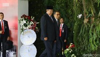 Keduanya juga menyapa para awak media.