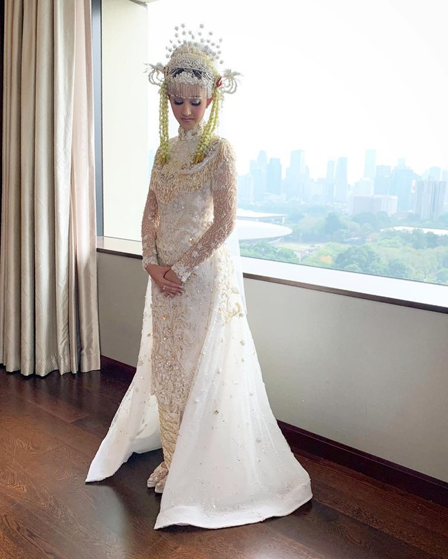 Politisi muda Tsamara Amany dinikahi tunangannya, Ismail Fajrie Alatas pada Sabtu (19/10/2019) di Hotel Fairmont Jakarta. Tsamara tampil cantik dengan kebaya adat Betawi modern rancangan desainer Myrna Myura. Foto: Instagram @myrnamyura