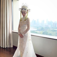 Politisi muda Tsamara Amany dinikahi tunangannya, Ismail Fajrie Alatas pada Sabtu (19/10/2019) di Hotel Fairmont Jakarta. Tsamara tampil cantik dengan kebaya adat Betawi modern rancangan desainer Myrna Myura. Foto: Instagram @myrnamyura