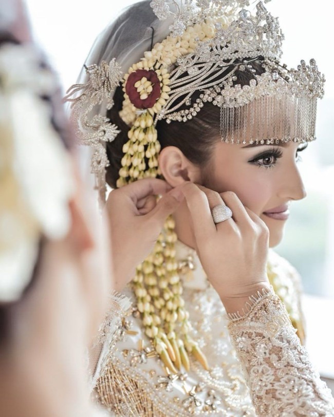 Tsamara terlihat feminin dengan blush on pink dan lipstik glossy bernuansa keunguan. Makeupnya pun menitikberatkan pada bagian mata dengan eyeshadow smokey eyes. Foto: Instagram @anpasuha_official