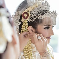 Tsamara terlihat feminin dengan blush on pink dan lipstik glossy bernuansa keunguan. Makeupnya pun menitikberatkan pada bagian mata dengan eyeshadow smokey eyes. Foto: Instagram @anpasuha_official