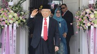 Sebelum berangkat menuju gedung parlemen, Maruf Amin menggelar doa bersama didampingi istri Wuri Estu Handayani Ma’ruf Amin (ketiga kanan).