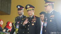 Diikuti dengan Kapolri Jenderal Tito Karnavian.