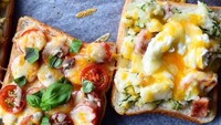 Tomat yang asam segar jadi paduan pas buat gurih keju. Dipadukan dalam topping roti panggang, puas makannya. Foto Instagram @ally_sandwich