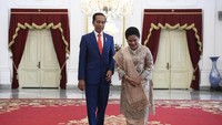 Jokowi dan Iriana terlihat sangat semringah.