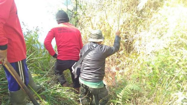 Pemadaman kebakaran di lereng Gunung Sumbing, Kabupaten Magelang. 