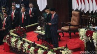 Jokowi dan Maruf Amin mengucapkan sumpah sebagai Presiden dan Wakil Presiden Republik Indonesia. Dengan demikian, Jokowi-Maruf resmi menjadi RI-1 dan RI-2 periode 2019-2024.