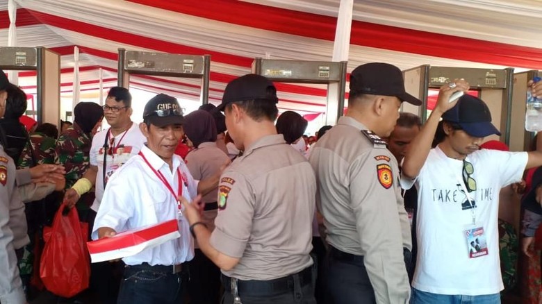 Relawan Jokowi di Depan Istana Diperiksa Pakai Metal Detector Relawan Jokowi di Depan Istana Diperiksa Pakai Metal Detector