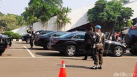 Kemudian sekitar pukul 14.30 WIB, prosesi tukar pelat dilakukan oleh paspampres. Terlihat plat nomor warna merah mobil dinas JK yang tadinya bertuliskan Indonesia 2 diganti dengan plat nomor seri B1060RFS.
