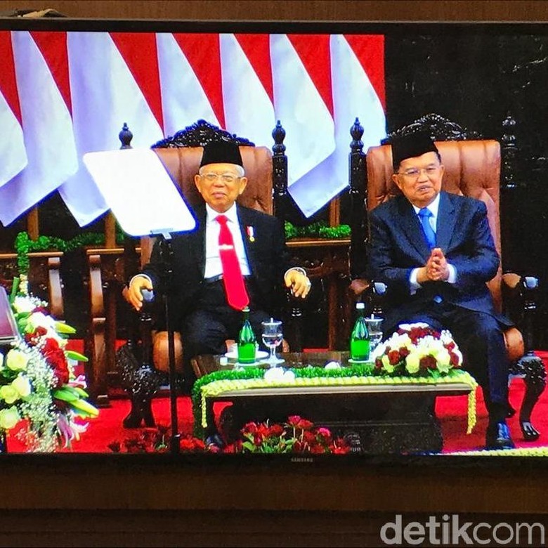 Resmi Jadi Wapres, Maruf Amin Bertukar Kursi dengan JK Resmi Jadi Wapres, Maruf Amin Bertukar Kursi dengan JK