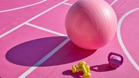Rumah ini sarat perabot serba pink, bahkan ke peralatan olahraga. Jika pun ada yang warnanya tidak pink, tetap terlihat unyu-unyu. (Foto: Dok. AirBnB)