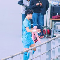 Benar saja belakangan ini pria bertato tersebut meng-upload foto hampir setiap hari. Kebanyakan fotonya pun menampilkan kehidupan Seung Won sebagai pemain bola.  Foto: Instagram @seungwon_jeong