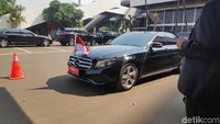 Pelat nomor Indonesia 2 yang ada di mobil dinas wakil presiden Jusuf Kalla dipasang ke mobil dinas calon wakil presiden Maruf Amin.