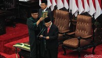 Jokowi mengucapkan sumpah terlebih dahulu, baru diikuti oleh Maruf Amin.