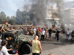 Demo Besar-besaran Gegara Pakai WhatsApp Harus Bayar