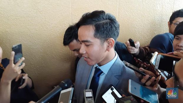 Gibran usai menghadiri sidang paripurna dengan agenda pelantikan Presiden dan Wakil Presiden Periode 2019-2024. (CNBC Indonesia/Lidya Julita S)