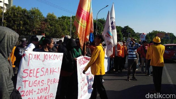  Mahasiswa Makassar Demo Tuntut Perppu KPK di Hari Pelantikan Jokowi
