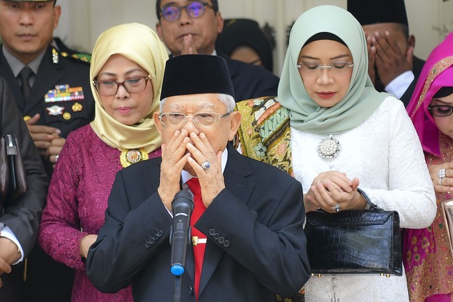 Wury Estu melengkapi penampilannya dengan hijab berwarna hijau tosca yang senada dengan palet di selendang dan kain batiknya. Aksesori bros mutiara yang disematkan di dada menambah elegan penampilannya. Foto: ANTARA FOTO/Nova Wahyudi