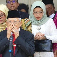 Wury Estu melengkapi penampilannya dengan hijab berwarna hijau tosca yang senada dengan palet di selendang dan kain batiknya. Aksesori bros mutiara yang disematkan di dada menambah elegan penampilannya. Foto: ANTARA FOTO/Nova Wahyudi