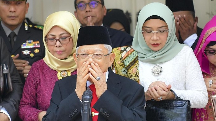 Wakil Presiden terpilih MaÕruf Amin (tengah) memimpin doa bersama didampingi istri Wuri Estu Handayani MaÕruf Amin (kanan) beserta keluarga sebelum mengikuti upacara pelantikan Presiden dan Wakil Presiden periode 2019-2024 di  Jakarta, Minggu (20/10/2019). ANTARA FOTO/Nova Wahyudi/aww.