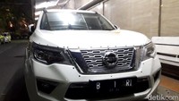 Ini penampakan mobil yang bermuatan parang. Kendaraan Nissan Terra B 1 RI tersebut menghalangi lintasan tamu di Hotel Raffless, Setiabudi, Kuningan.