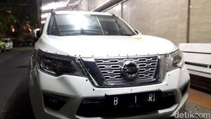 Ini Penampakan Mobil B 1 RI Bermuatan Parang yang Diamankan Polisi