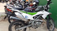 Ada dua model roda dua yang digunakan dari merek Kawasaki, yakni DTracker dan KLX. Keduanya merupakan motor bergaya khas petualang, memang hanya sedikit perbedaan terutama pada kaki-kaki. Foto: Ridwan Arifin