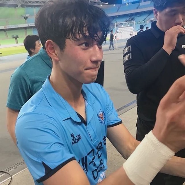 Jeong Seung Won, Pemain Bola Korea SelatanJeong Seung Won telah lama jadi perbincangan di kalangan penggemar dunia hiburan Korea. Sosoknya yang tampan disebut cocok jadi idol KPop. Pemain Daegu FC ini pun sering memperlihatkan interaksinya dengan para penggemar. Bak artis  pria 24 tahun itu sering memberi tanda tangan dan menerima hadiah. Foto: Instagram @seungwon_jeong