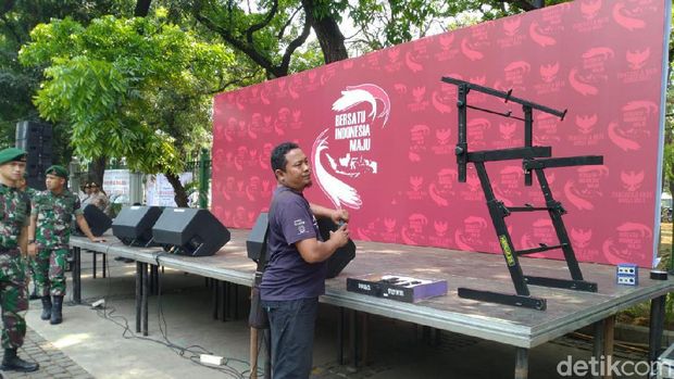 Panggung kecil berdiri di Jalan Merdeka Barat, Jakarta.
