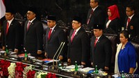 Acara dimulai dengan menyanyikan Indonesia Raya dan Mengheningkan Cipta yang dipimpin oleh Ketua MPR, Bambang Soesatyo.