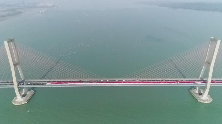 Parade Merah Putih, Bendera 1.000 Meter Berkibar di Jembatan Suramadu Parade Merah Putih, Bendera 1.000 Meter Berkibar di Jembatan Suramadu