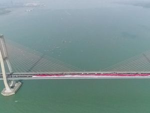 Parade Merah Putih, Bendera 1.000 Meter Berkibar di Jembatan Suramadu