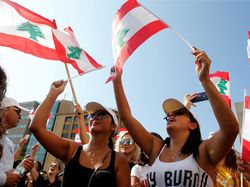 Demo Besar-besaran Gegara Pakai WhatsApp Harus Bayar