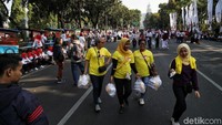 Di sekitar Jalan Merdeka Barat juga terlihat satu panggung kecil, tepatnya di seberang Radio Republik Indonesia (RRI). Beberapa panitia terlihat sedang mengecek sistem tata suara.
