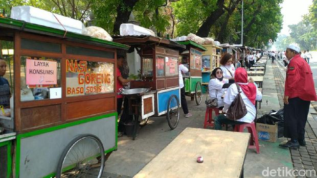 Gerobak kuliner berjejer di Jalan Merdeka Barat, Jakarta.