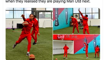 Tahu akan menghadapi MU, pemain Liverpool malah main basket. Foto: Twitter