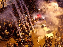 Demo Besar-besaran Gegara Pakai WhatsApp Harus Bayar