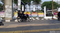 KLX menggunakan model ban pacul, spesialis untuk menggaruk tanah. Bicara dapur pacu, dalam spesifikasi teknis KLX dan DTracker tidak ada yang berbeda. Motor berkapasitas 144 cc ini mampu memuntahkan tenaga maksimum 8.6 kW {12 PS}/8.000 rpm serta Torsi maksimum 11.3 Nm/6.500 rpm, dengan kompresi 9,5:1. Foto: Ridwan Arifin