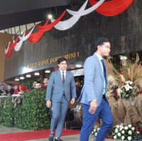 Kaesang yang belum lama ini diwisuda di Singapura tampak gagah dalam balutan setelan abu-abu. Setelan berpotongan slim-fit itu hadir dalam motif kotak-kotak yang elegan. Foto: (Tsarina Maharani/detikcom).