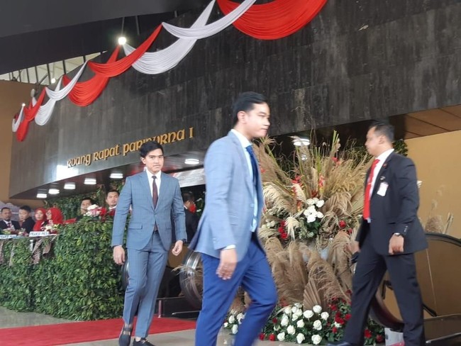 Kaesang yang belum lama ini diwisuda di Singapura tampak gagah dalam balutan setelan abu-abu. Setelan berpotongan slim-fit itu hadir dalam motif kotak-kotak yang elegan. Foto: (Tsarina Maharani/detikcom).