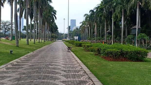 Monas terlihat sepi, tak ada kegiatan warga.