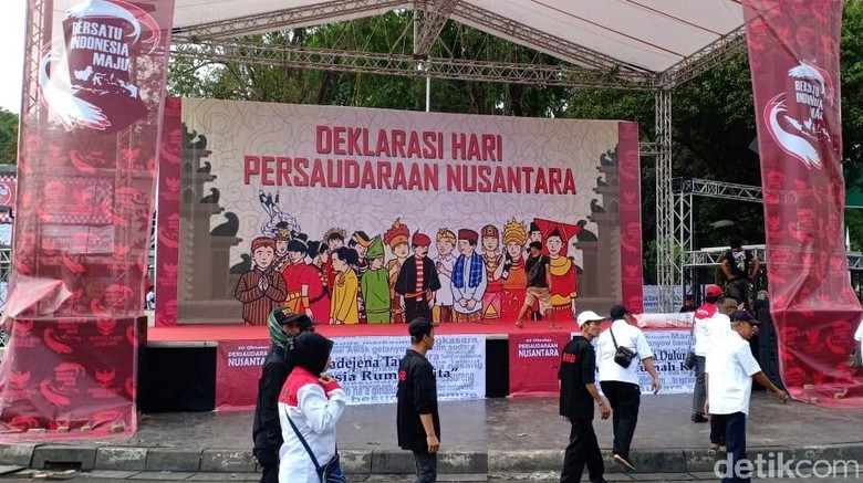 Panggung Berdiri, Relawan Jokowi Padati Taman Pandang Depan Istana Panggung Berdiri, Relawan Jokowi Padati Taman Pandang Depan Istana
