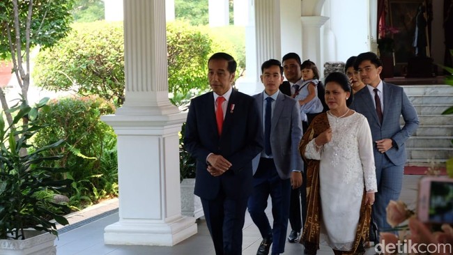 Iriana Jokowi tampil elegan dengan kebaya berwarna putih di pelantikan suaminya menjadi presiden RI untuk kedua kalinya. Foto: Andhika/detikcom