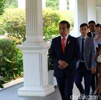 Iriana Jokowi tampil elegan dengan kebaya berwarna putih di pelantikan suaminya menjadi presiden RI untuk kedua kalinya. Foto: Andhika/detikcom