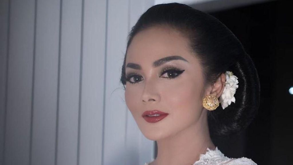 Gaya Krisdayanti dan Mulan Jameela di Pelantikan Presiden 2019 Gaya Krisdayanti dan Mulan Jameela di Pelantikan Presiden 2019