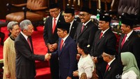 Perdana Menteri Republik Singapura Lee Hsien Loong dan Ny Ho Ching pun ikut menyapa Jokowi-Maruf.