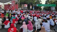 Para relawan berkumpul di kawasan Medan Merdeka Barat, Jakarta, Minggu (20/10/2019).