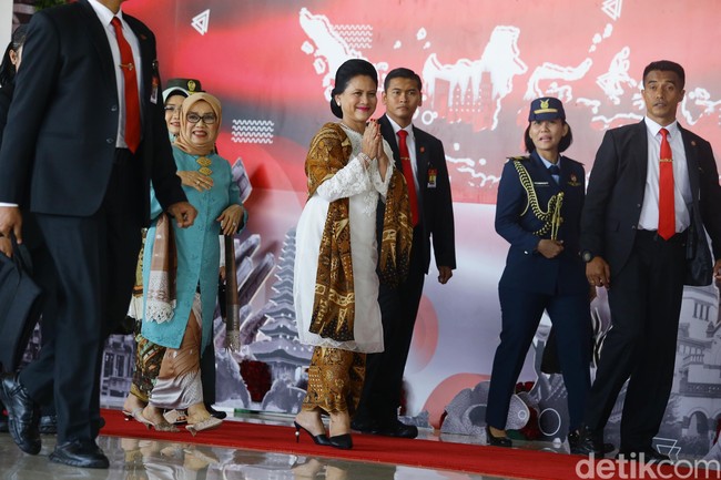 Di jajaran aksesori, Iriana yang datang dengan model rambut disanggul menyempurnakan gayanya dengan anting dan kalung mutiara nan elegan.  Tidak ketinggalan selop berhak yang semakin mempertegas gayanya yang bersahaja. Foto: Grandyos Zafna/Detikcom