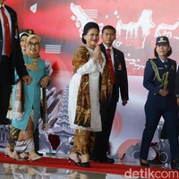 Di jajaran aksesori, Iriana yang datang dengan model rambut disanggul menyempurnakan gayanya dengan anting dan kalung mutiara nan elegan.  Tidak ketinggalan selop berhak yang semakin mempertegas gayanya yang bersahaja. Foto: Grandyos Zafna/Detikcom